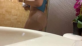 Amateur video captures extreme bbw nurse in the act on the bath tub
