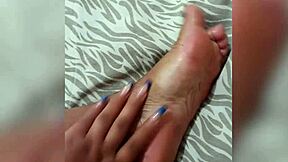 Seios naturais: Suzy Hurricane's foot fetish show