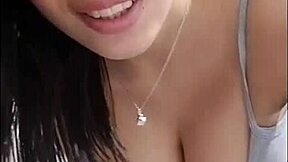 Tocando mi culo mientras se me va la culota