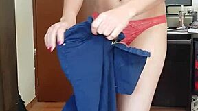 Amateur girlfriend flaunts her petite booty in sexy jeans