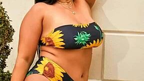 Desi bombshell in bikini gets down and dirty