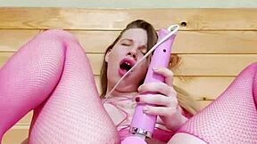 Amateur girl pleasures herself with vibrator and fingers