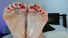 Sensual toes and oiled feet for your viewing pleasure
