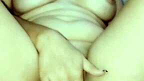 I'm a Tica amateur who loves to masturbate with toys and squirt