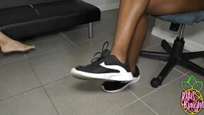 Amateur black beauty Paris Knight's foot fetish fun with Paris Love