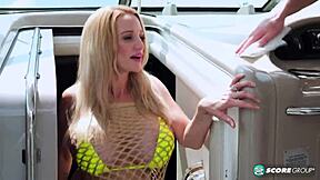 big tity billi bardot shows off her stunning curves