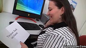 Office work turns into pleasure with a curvaceous woman