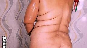 Homemade video of big boobs and round ass during the bath time