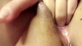linda colombiana grabs attention, recording herself up close, showing off her dripping wet slit.