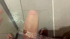 Gay bath scene turns into a blowjob session and ends with a facial