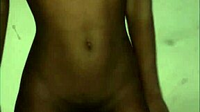 Pretty girl twerks and seduces in this video