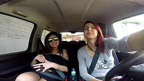 Crossdressing dogs Duas gatas se exibindo na rua