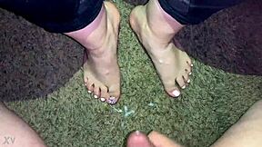 Hot amateur Latina’s footjob ends up in a nice cum shot on her feet