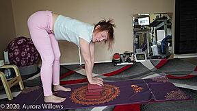 Amateur yoga instructor gives a hot lesson