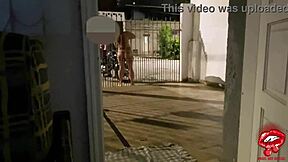 A naked man exposes himself while his wife seduces the iFood delivery boy