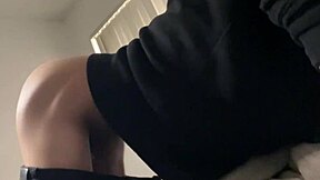 video casero de jovencito gay caliente. este chico de 18 años se lo monta duro.