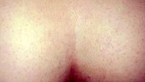 Amateur mom exposes her ass and gets anal sex