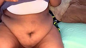 Amateur chubby girl's wet and squirting pussy on the couch