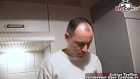 Deutsche Hausfrau mit lockigen Haaren im Amateur-Casting