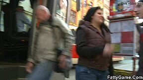 A plus size woman meets a slim man she met on the street