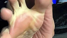 Pilifeetnas’ sexy natural nails and foot fetish attraction