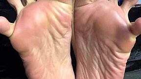 Pilifeetnas’ sexy natural nails and foot fetish attraction