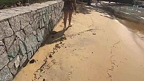Novinha shows her sweet pussy on the beach
