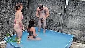 revezando pau na piscina com minha meia-irmãzinha, que delícia