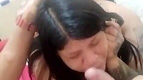 le chupo la polla a mi hermanastro y me termina en la boca con toda la leche