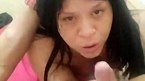 le chupo la polla a mi hermanastro y me termina en la boca con toda la leche