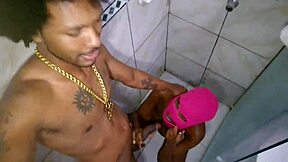 Pretinha Baiana chupa e mama o roludo no banho quente