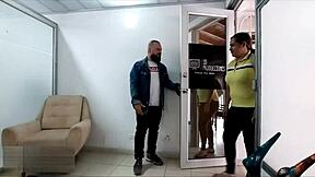 negocié con la directora del colegio de mi hijastro, dándole una rica cojida para calmar sus ganas