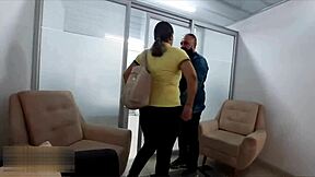 negocié con la directora del colegio de mi hijastro, dándole una rica cojida para calmar sus ganas