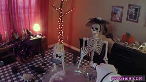Step sister gets wild with cronys for swalloween family fun