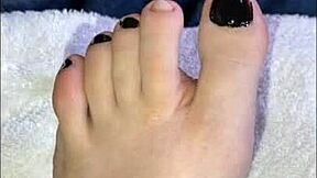 Wow! Check Out My Sexy Latina Feet While Chatting With Fans!