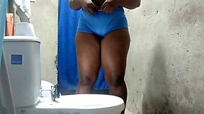 Meadas grabadas en el baño de mi madrastra, ¿te animas a verlas?