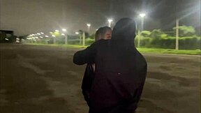 Esposa fudendo outro na frente do corno em público