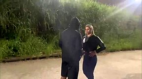 Esposa fudendo outro na frente do corno em público