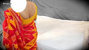 Indian bhabhi bangs delivery boy doggy style in saree while husband’s away.