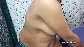 I uh, love watching this hot Indian desi bhabhi in her bathing MMS, it's so relaxing...